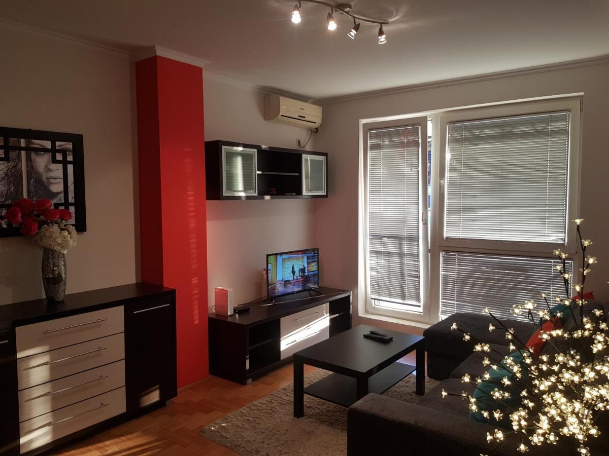 Rajiceva 5- Apartman Sa Prostranom Terasom I Garaznim Mestom Κραγκούγιεβατς Εξωτερικό φωτογραφία