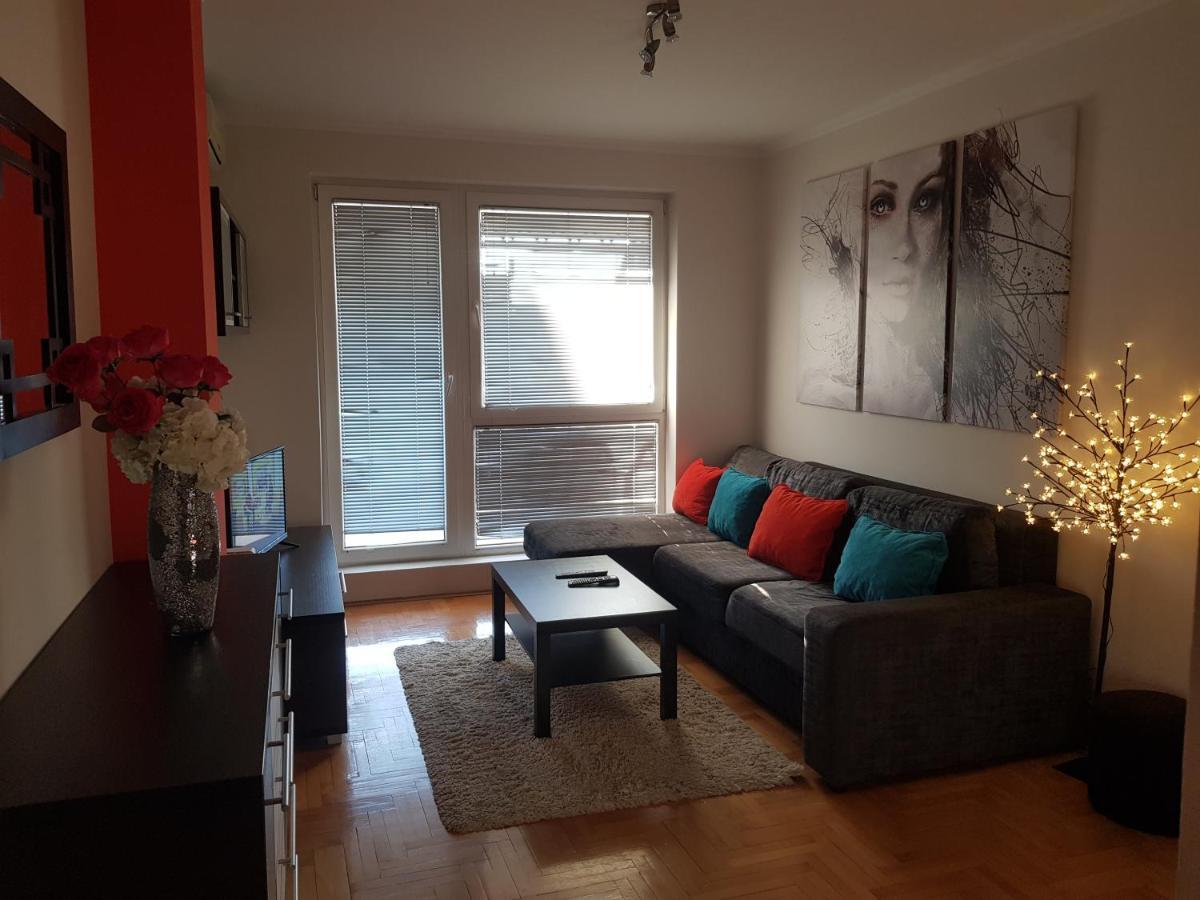Rajiceva 5- Apartman Sa Prostranom Terasom I Garaznim Mestom Κραγκούγιεβατς Εξωτερικό φωτογραφία