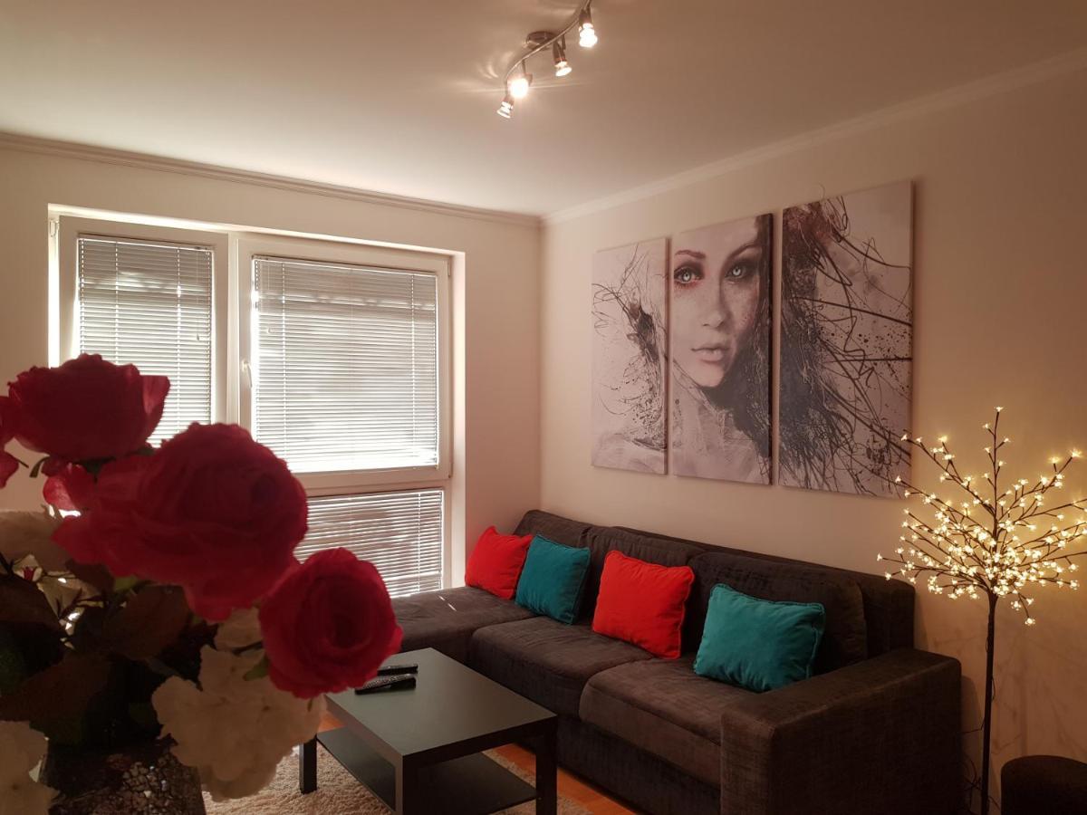 Rajiceva 5- Apartman Sa Prostranom Terasom I Garaznim Mestom Κραγκούγιεβατς Εξωτερικό φωτογραφία