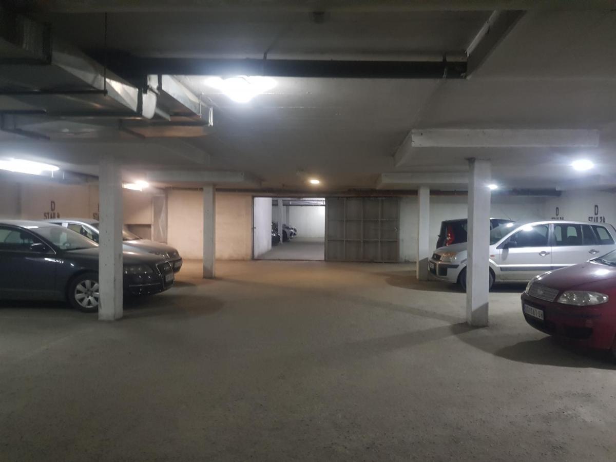 Rajiceva 5- Apartman Sa Prostranom Terasom I Garaznim Mestom Κραγκούγιεβατς Εξωτερικό φωτογραφία