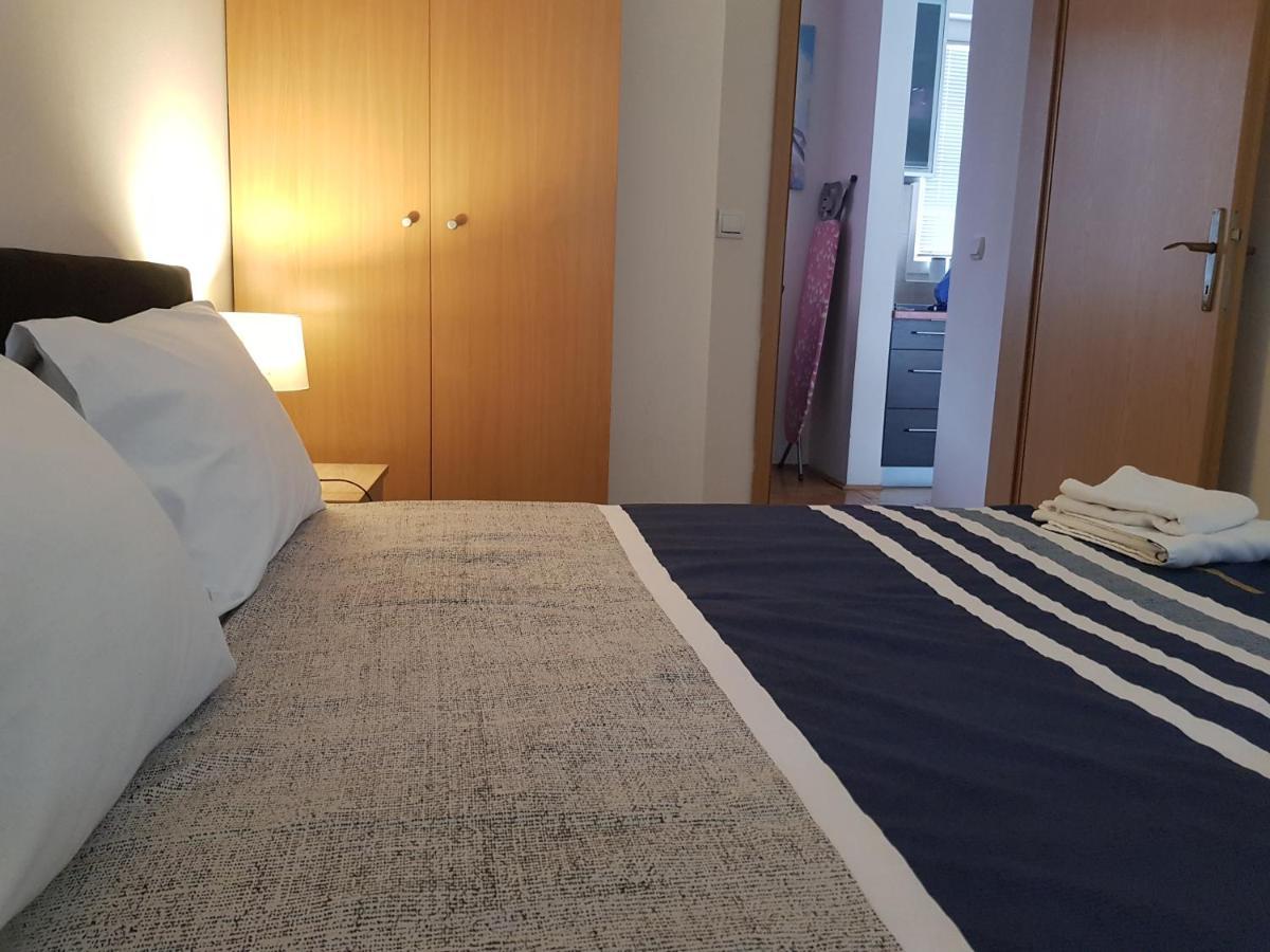 Rajiceva 5- Apartman Sa Prostranom Terasom I Garaznim Mestom Κραγκούγιεβατς Εξωτερικό φωτογραφία